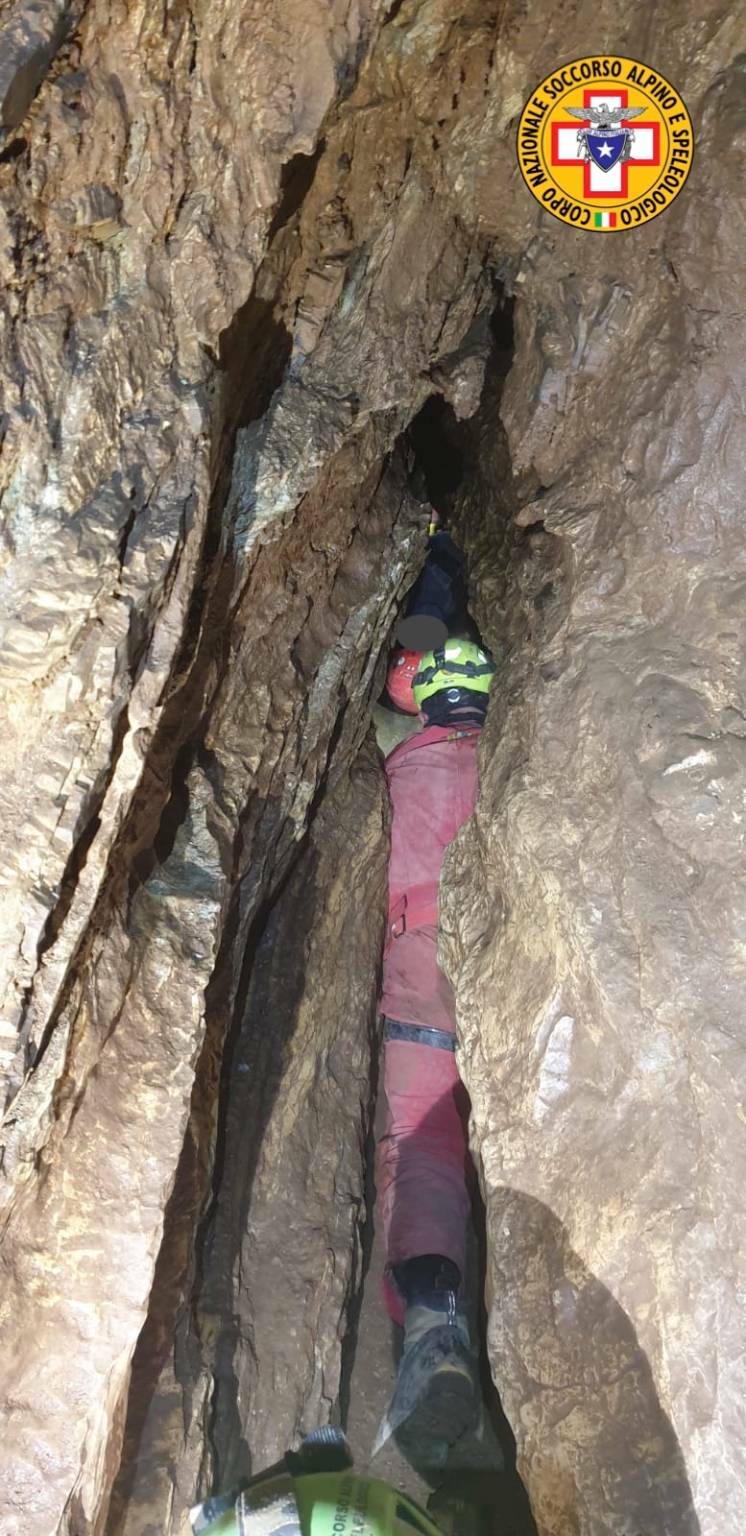 Brione grotta Fierrarol Vesalla speleologo bloccato soccorso 