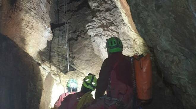 Brione grotta Fierrarol Vesalla speleologo bloccato soccorso 