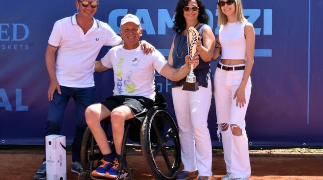 Tennis in carrozzina Martin Legner, vincitore dell'8° Camozzi Open - Memorial Cav. Attilio Camozzi, premiato dai rappresentanti delle famiglie Camozzi.  (foto Antonio Di Leo).