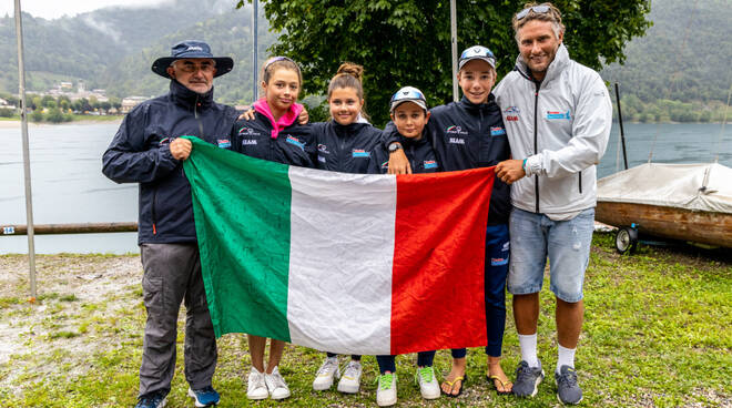 Vela Titolo europeo team race optimist Enrico Coslovich (CV Muggia), Leandro Scialpi (CN Bardolino), Emilia Salvatore (FV Desenzano) e Aurora Ambroz (CV Muggia)