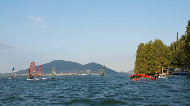 windsurf lago d'Iseo Tavernola Bergamasca