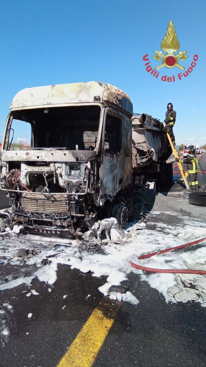 rogo incendio brucia camion sp 19 Ospitaletto