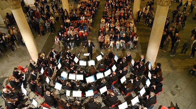 Banda cittadina di Brescia sotto il portico di Palazzo Loggia