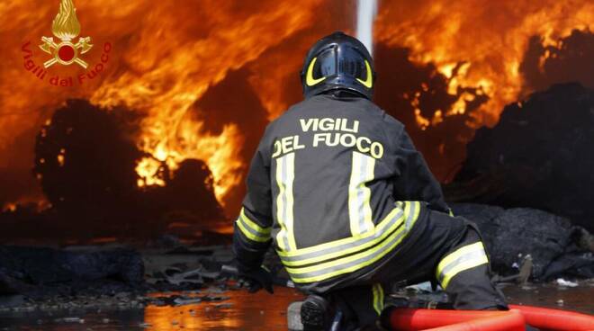 Pompieri vigili del Fuoco incendio fiamme rogo