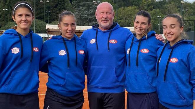 Tennis Bal Lumezzane sconfitta Serie A1. Da sinistra: Rubina De Ponti, Anastasia Piangerelli, Alberto Paris (capitano), Chiara Catini ed Eleonora Canovi