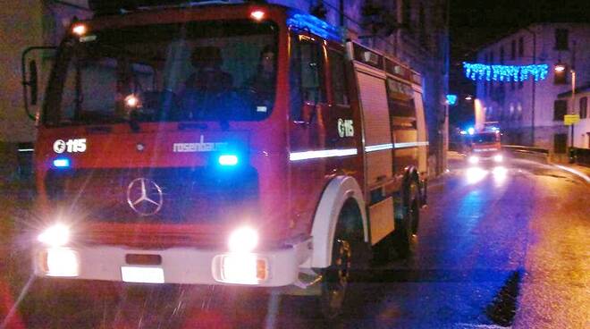 vigili del fuoco pompieri incendio fiamme rogo notte