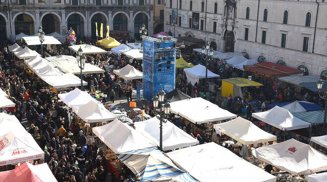 Fiera di San Faustino 2023 bancarelle fiera