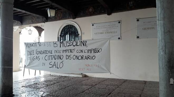 striscione revoca cittadinanza Mussolini Salò