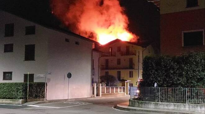 Vigili del fuoco incendio rogo fuoco Pianborno