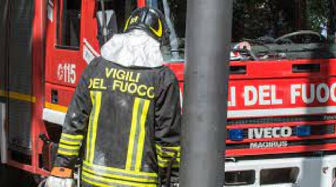 vigili del fuoco pompieri incendio fiamme rogo