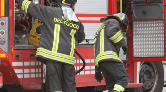 vigili del fuoco pompieri incendio fiamme rogo