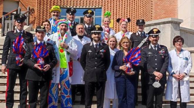 Carabinieri uova di Pasqua ai bambini del Civile