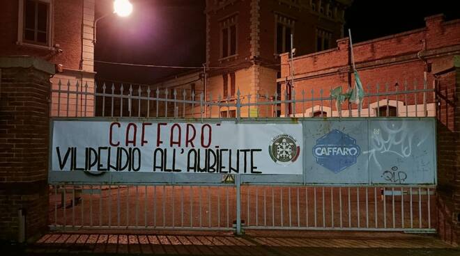 striscione Caffaro casa Pound