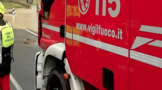 vigili del fuoco pompieri incendio fiamme rogo