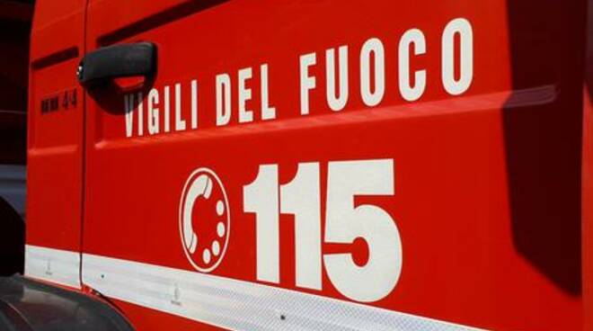 vigili del fuoco pompieri incendio fiamme rogo