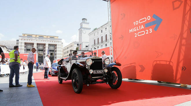 1000 Miglia 2023, punzonatura e passerella in piazza vittoria lunedì 12 giugno