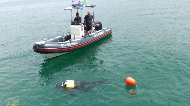 Carabinieri sommozzatori sub Tavernola bergamasca gomme plastiche sul fondo Sebino Lago d'Iseo