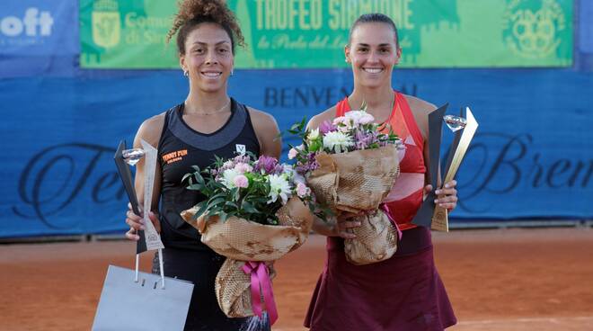 Tennis Trofeo Sirmione da sinistra: la finalista Stefania Rubini e la vincitrice Cristiana Ferrando (foto Antonello Perin)