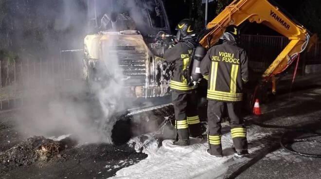 Vigili del fuoco incendio brucia escavatore Piancamuno