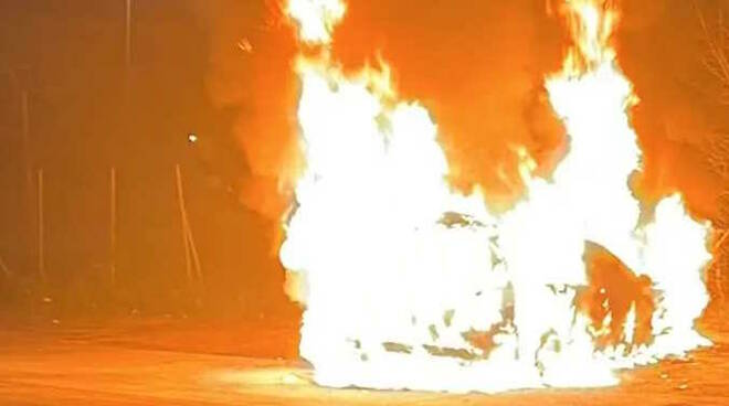 Auto in fiamme incendio rogo 