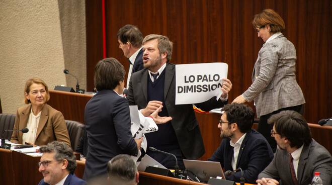 proteste in aula opposizione dimissioni Lo Palo Arpa Lombardia, mozione di sfiducia negazionismo climatico