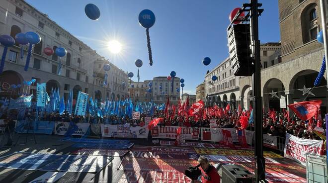 Sindacato manifestazione Cgil Uil a Brescia per sciopero 24 novembre 2023