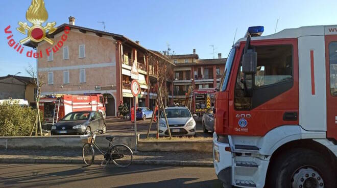 Incendio San Gervasio Bresciano vigili del fuoco pompieri rogo fiamme