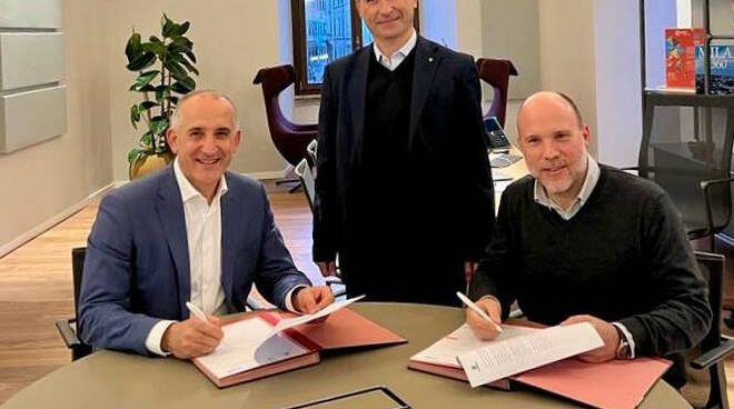 Protocollo A2A Legambiente da sini Raenato Mazzoncini, amministratore delegato di A2A, Giorgio Zampetti dir gen Legambiente e Stefano Ciafani presidente