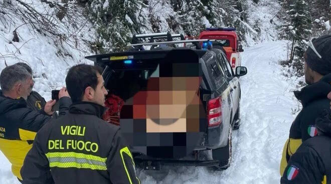 Carro funebre di Bagnolo bloccato dalla neve in Valtellina