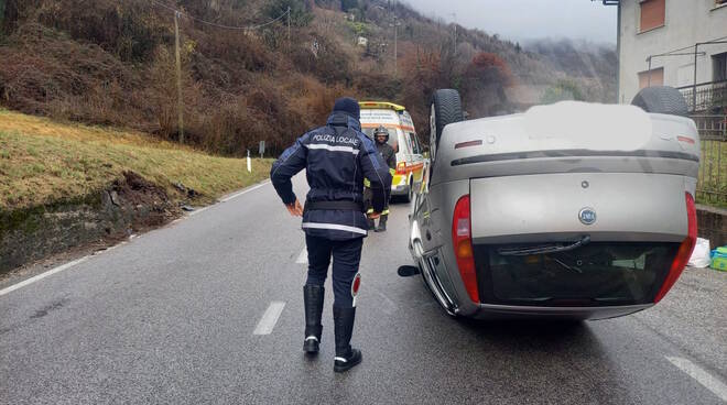 auto si ribalta sulla sp 237 a Lavenone