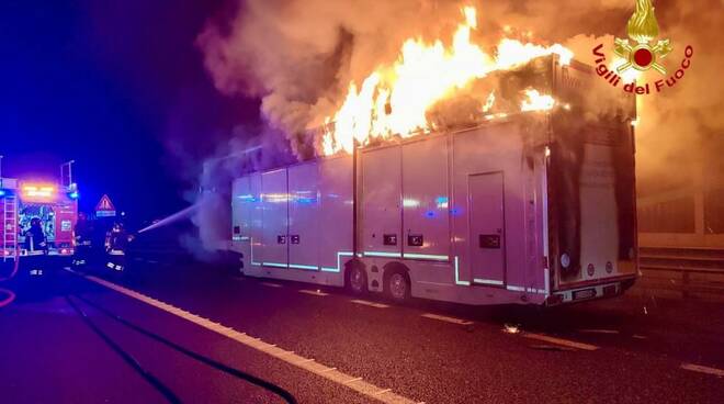 Bisarca fiamme autostrada A4 vigili del fuoco rogo pompieri incendio