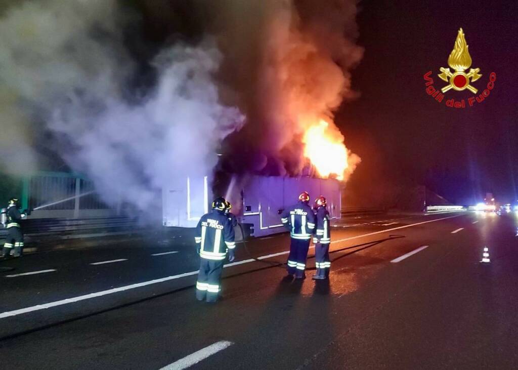 Bisarca fiamme autostrada A4 vigili del fuoco rogo pompieri incendio
