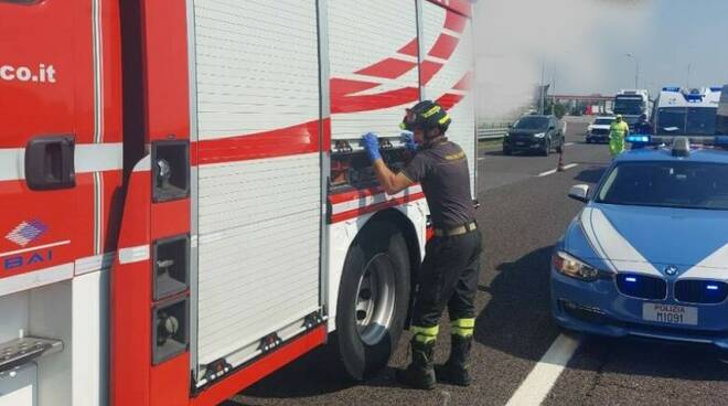 Vigili del fuoco incendio fiamme rogo pompieri