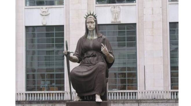 statua giustizia a milano