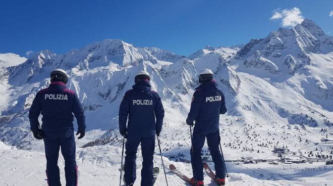 Poliziotti sciatori Polizia della montagna sci scii Passo del Tonale