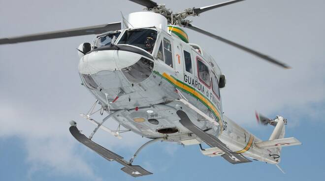 elicottero soccorso alpino Guardia di Finanza finanzieri