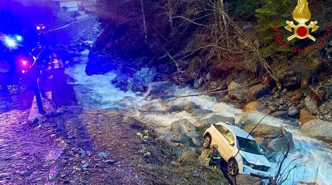 Corteno Golgi auto nel torrente Sant'Antonio