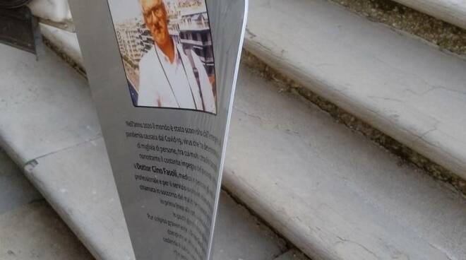 stele vandalismo Cazzago vittime del Covid e dottor Gino Fasoli
