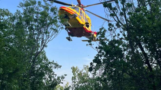 Cnsas elicottero di soccorso alpino  a Gavardo monte Tesio