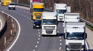 Tir sulla A4 autostrada traffico mezzi pesanti camion